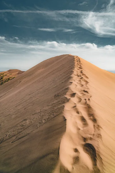 Sanddyner under blå himmel. Sahara-ørkenen. Tidligere ble husene flyttet på grunn av sandbevegelser. . – stockfoto