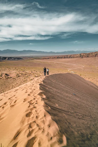 Dunas de arena bajo el cielo azul. Sahara Desert, Anteriormente, casas de pueblo transferidas debido al movimiento de arenas . — Foto de Stock