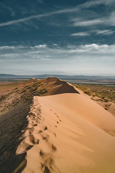 Sand dunes under blå himmel. Saharaöknen, tidigare byn hus överföras på grund av sands rörelse. — Stockfoto