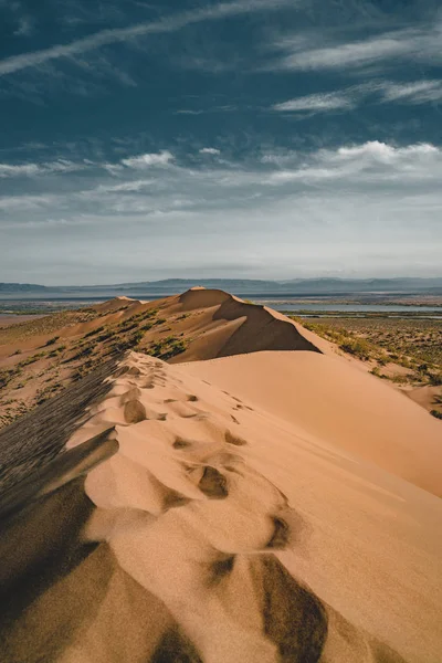 Sand dunes under blå himmel. Saharaöknen, tidigare byn hus överföras på grund av sands rörelse. — Stockfoto