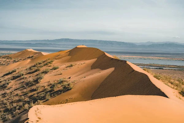 Sand dunes under blå himmel. Saharaöknen, tidigare byn hus överföras på grund av sands rörelse. — Stockfoto