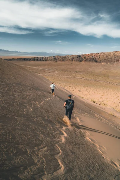 Sand dunes under blå himmel. Saharaöknen, tidigare byn hus överföras på grund av sands rörelse. — Stockfoto