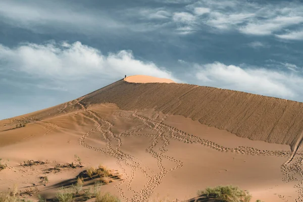 Dunas de arena bajo el cielo azul. Sahara Desert, Anteriormente, casas de pueblo transferidas debido al movimiento de arenas . — Foto de Stock