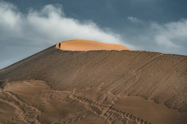 푸른 하늘 아래에서 하는 모래 언덕 사하라 사막, 이전, 마 집 모래 운동 때문에 전송. — 스톡 사진