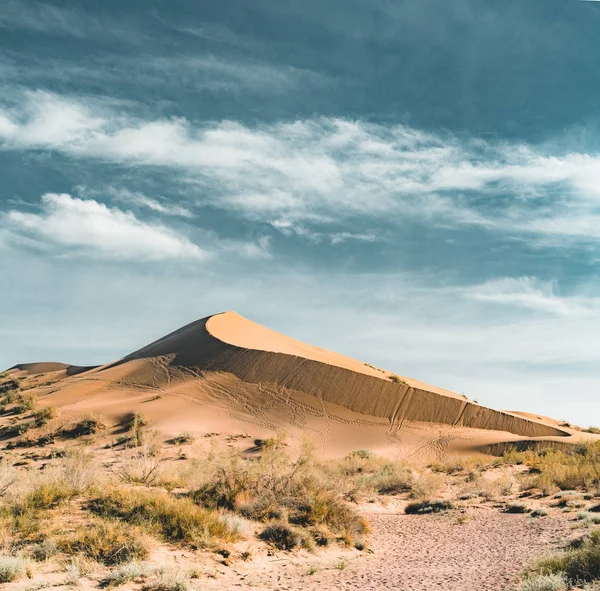 Dunas de arena bajo el cielo azul. Sahara Desert, Anteriormente, casas de pueblo transferidas debido al movimiento de arenas . — Foto de Stock