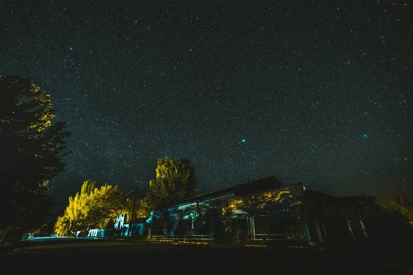 Paysage nocturne, maison de village sous les étoiles la nuit — Photo