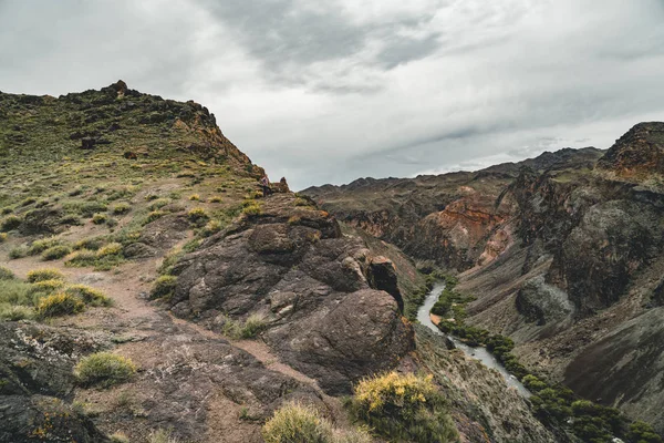 River in Charyn canyon in the Kazakhstan with mountains and sky clouds. — Stock Photo, Image