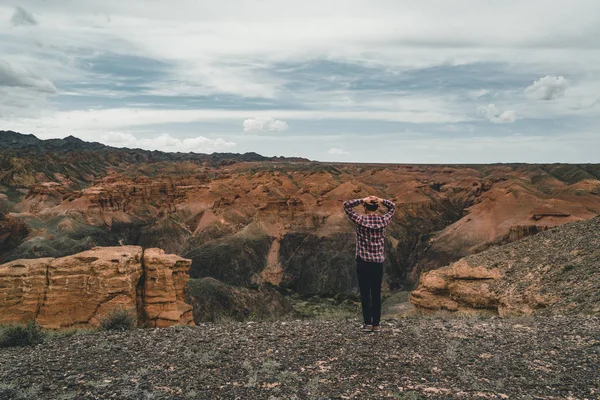 Charyn Grand Canyon avec nuages et soleil rouge orange pierre paysage martien — Photo