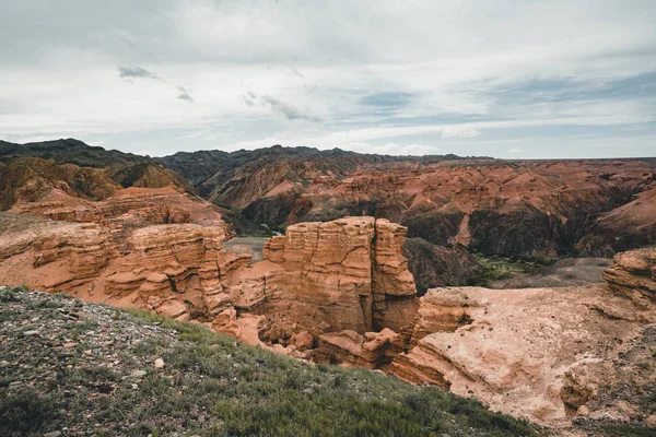 Charyn Gran Cañón con nubes y sol rojo piedra naranja Paisaje marciano — Foto de Stock