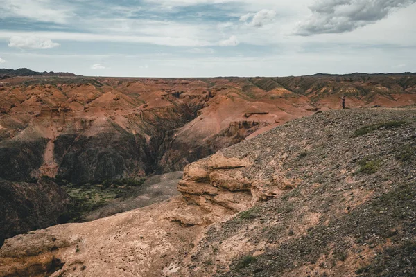 Çarın Grand Canyon bulutlar ve güneş kırmızı turuncu taş Mars peyzaj — Stok fotoğraf