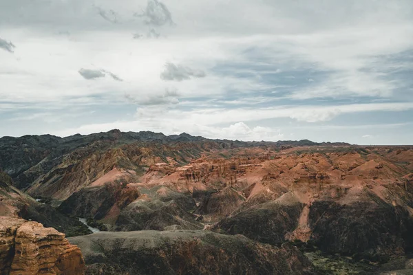 Charyn Grand Canyon με σύννεφα και ήλιο κόκκινο πορτοκαλί πέτρα Αρειανό τοπίο — Φωτογραφία Αρχείου