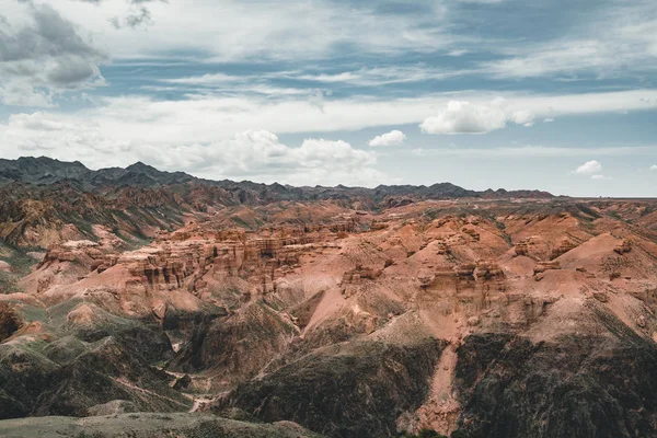 Charyn Grand Canyon με σύννεφα και ήλιο κόκκινο πορτοκαλί πέτρα Αρειανό τοπίο — Φωτογραφία Αρχείου