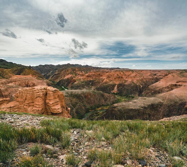 Charyn Gran Cañón con nubes y sol rojo piedra naranja Paisaje marciano —  Fotos de Stock