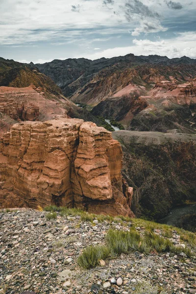 Charyn Gran Cañón con nubes y sol rojo piedra naranja Paisaje marciano —  Fotos de Stock