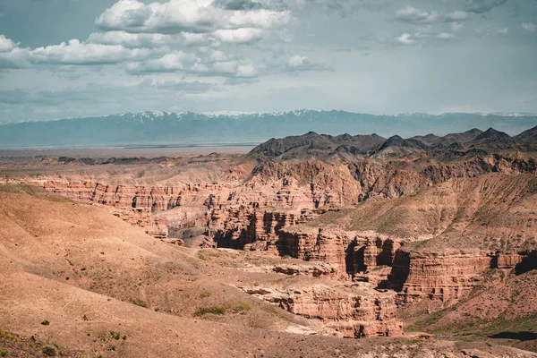 Charyn Gran Cañón con nubes y sol rojo piedra naranja Paisaje marciano —  Fotos de Stock