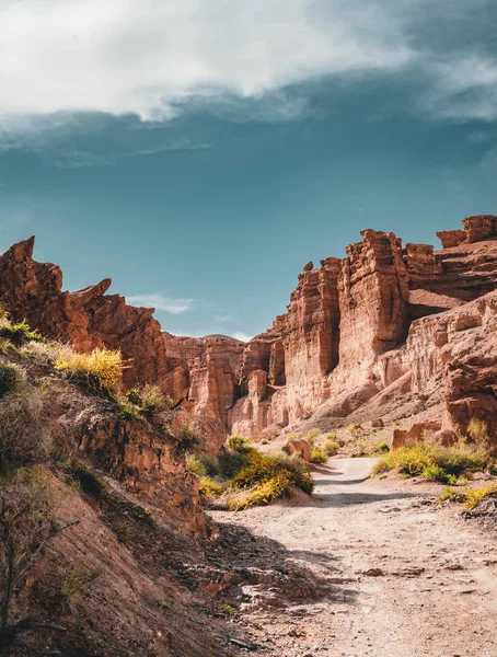 Charyn Gran Cañón con nubes y sol rojo piedra naranja Paisaje marciano —  Fotos de Stock