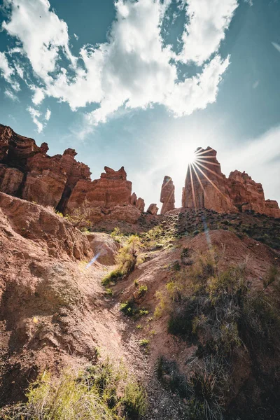 Charyn Gran Cañón con nubes y sol rojo piedra naranja Paisaje marciano —  Fotos de Stock