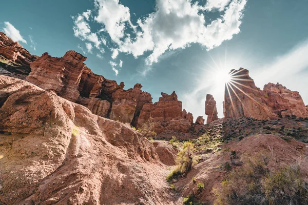 Charyn Gran Cañón con nubes y sol rojo piedra naranja Paisaje marciano —  Fotos de Stock