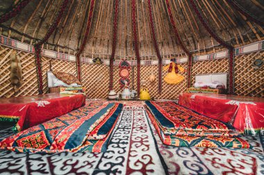 Ulusal geleneksel dekorasyon yurt tavan. Kazakistan süsleme. Vintage kalıpları dokuma. Yurt dekorasyon. Bir etnik köken, altın horde, Kazakistan olarak desenleri ile ahşap çerçeve.