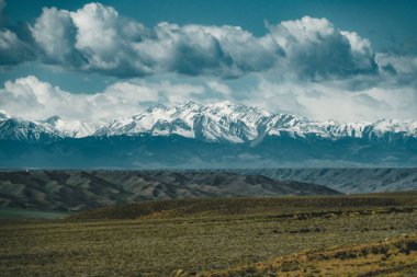 Arka plan ve yeşil bozkır, Kazakistan Orta Asya dağlarında Tian Shan ile mavi gökyüzü