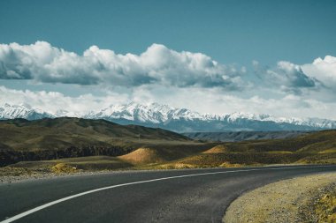 Bozkır sokakta Tian Shan dağlarında arka plan, Kazakistan Orta Asya ile