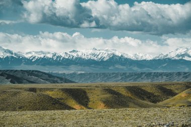 Arka plan ve yeşil bozkır, Kazakistan Orta Asya dağlarında Tian Shan ile mavi gökyüzü