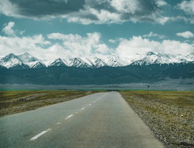 Bozkır sokakta Tian Shan dağlarında arka plan, Kazakistan Orta Asya ile