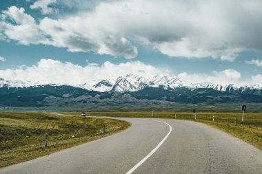 Bozkır sokakta Tian Shan dağlarında arka plan, Kazakistan Orta Asya ile