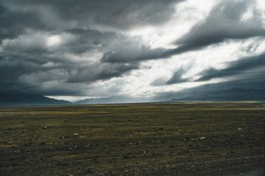 yeşil manzara ve arka planda dağlar ile boş Kazakistan bozkır görünümü