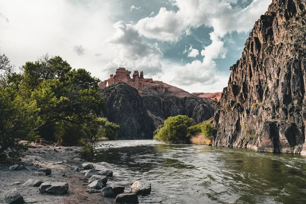 Río Charyn del Gran Cañón con árboles cielo azul piedra roja —  Fotos de Stock