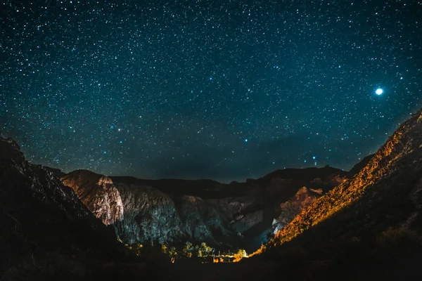 Estrelas contra o céu escuro com nuvens disparadas do cume da Via Láctea noite Vênus — Fotografia de Stock