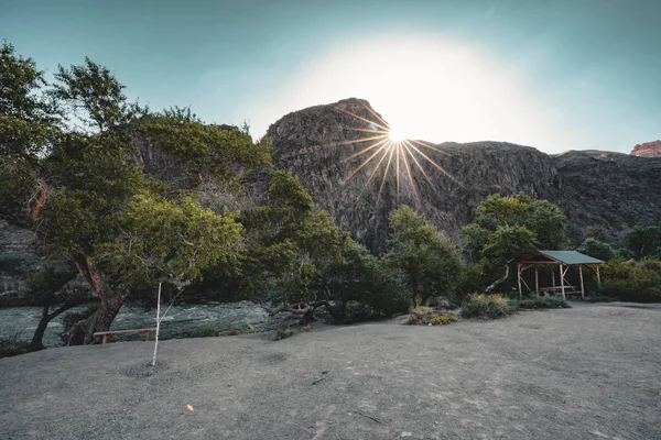 大峡谷 Charyn 河, 绿树蓝天红石 — 图库照片