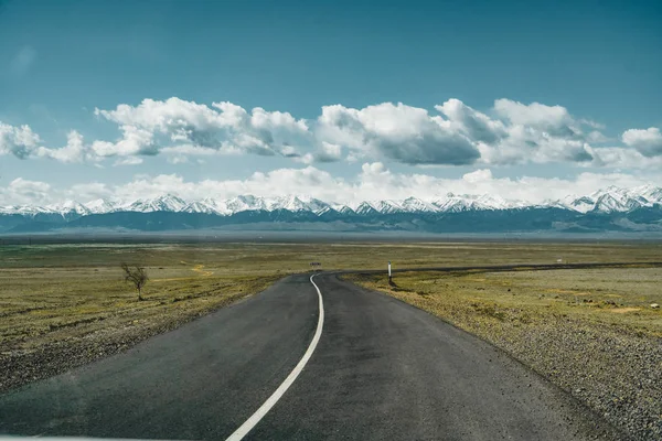Rua na estepe com Tian Shan montanhas no fundo, Cazaquistão Ásia Central — Fotografia de Stock