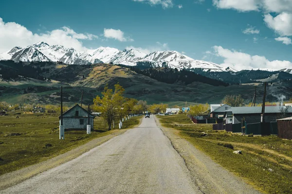 Bozkır sokakta arka plan, Kazakistan Orta Asya dağlarında Tian Shan ile. Kazakistan'da çekilmiş fotoğrafı.