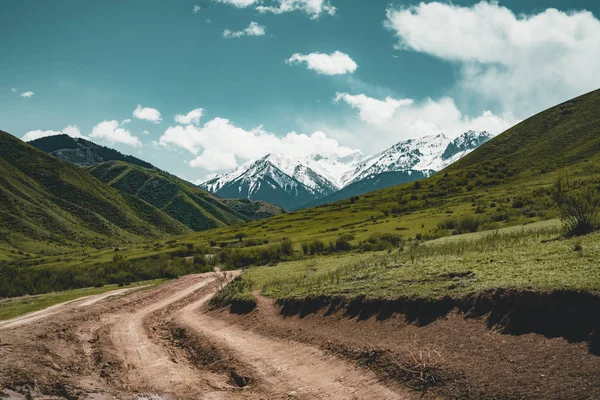 Ulice v stepi s Tian Shan horami v pozadí, Kazachstán střední Asie — Stock fotografie