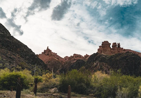 Charyn Grand Canyon med moln och solen röd orange sten Martian landskap — Stockfoto