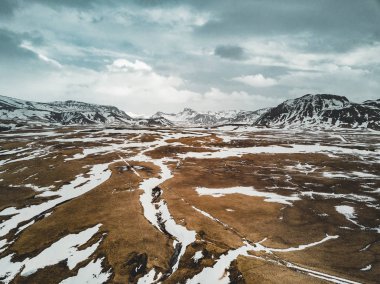 İzlanda Hava görünümünü manzara ile kar ve bulutlar, sokak ve sarı ve yeşil çimen