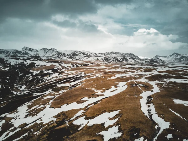Izland légifelvételek táj a hó és a felhők, utcai és a sárga és zöld fű — Stock Fotó