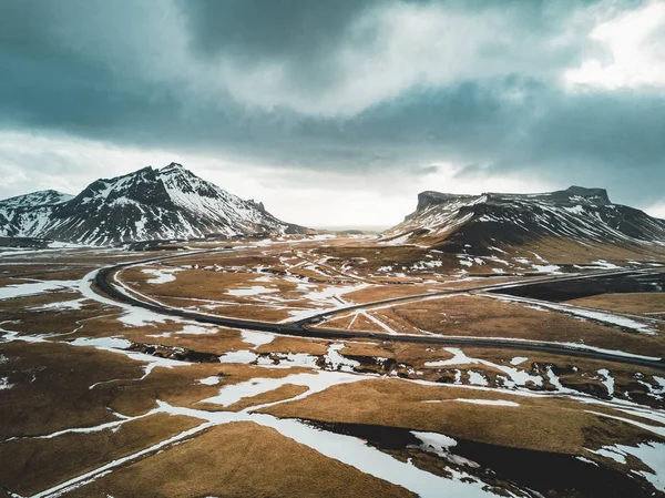 Islande vue aérienne Paysage avec neige et nuages, rue et herbe jaune et verte — Photo