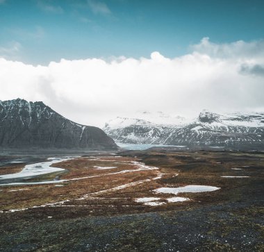 Bulutlar ve mavi gökyüzü ile Vatnajokull buzul hava dron görüntü. Dramatik kış sahne Vatnajokull Milli Parkı, İzlanda, Avrupa'nın. Doğa kavramı arka plan güzelliği.