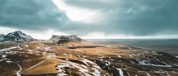 Islandia vista aérea Paisaje con nieve y nubes, calle y hierba amarilla y verde — Foto de Stock