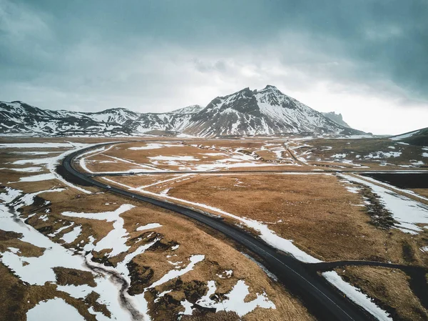 Islande vue aérienne Paysage avec neige et nuages, rue et herbe jaune et verte — Photo