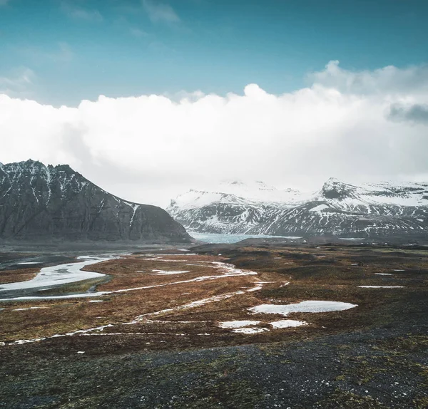 Vatnajokull ledovec letecké dron obrázek s mraky a modrá obloha. Dramatické zimní scéna Vatnajokull národní Park, Island, Evropa. Krása přírody koncept pozadí. — Stock fotografie