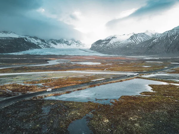 Vatnajokull immagine drone aereo ghiacciaio con nuvole e cielo blu. Drammatica scena invernale del Parco Nazionale Vatnajokull, Islanda, Europa. Bellezza della natura concetto di sfondo . — Foto Stock