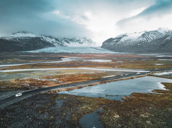 Imagem aérea do drone do glaciar Vatnajokull com nuvens e céu azul. Cena de inverno dramática do Parque Nacional Vatnajokull, Islândia, Europa. Beleza da natureza fundo conceito . — Fotografia de Stock