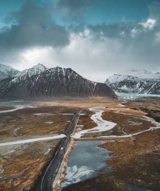 Vatnajokull buzul hava dron görüntüsüyle sokak otoyol ve mavi gökyüzü ve bulutlar. Dramatik kış sahne Vatnajokull Milli Parkı, İzlanda, Avrupa'nın. Doğa kavramı arka plan güzelliği.
