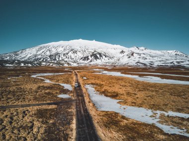 Büyük bir volkanik dağ Snaefellsjokull Snaefellsjokull ulusal park, İzlanda yakın mesafe doğru boş çıkış yol yol hava uçak fotoğrafı.