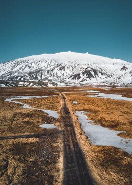 Büyük bir volkanik dağ Snaefellsjokull Snaefellsjokull ulusal park, İzlanda yakın mesafe doğru boş çıkış yol yol hava uçak fotoğrafı.