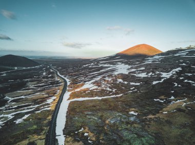 Bir boş göl ve sokak karayolu 1 ile büyük bir volkanik dağ Snaefellsjokull mesafe, Reykjavik, İzlanda Hava uçak fotoğrafı.