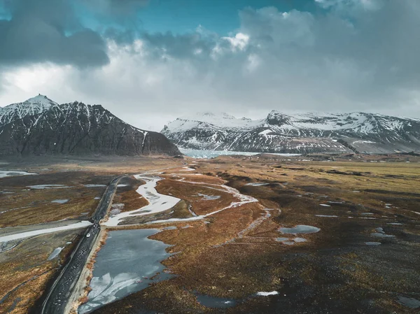 Vatnajokull παγετώνας εναέριο κηφήνα εικόνα με δρόμο εθνική οδό και τα σύννεφα και γαλάζιο ουρανό. Δραματική χειμωνιάτικο σκηνικό του εθνικού πάρκου Vatnajokull, Ισλανδία, Ευρώπη. Ομορφιά της φύσης έννοια φόντο. — Φωτογραφία Αρχείου